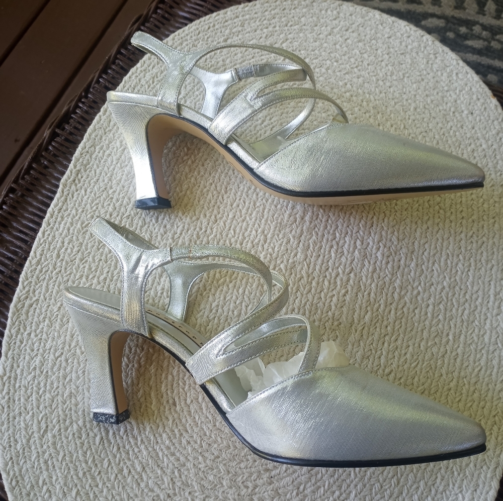 NWOT Apostrophe Strappy Heels